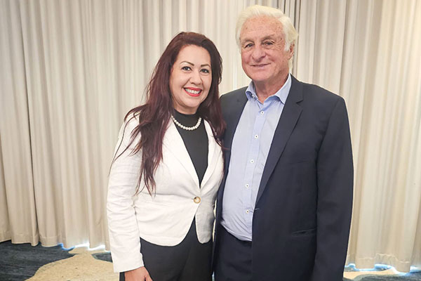La Dra. Carol Morales, rectora de  UNIB, y el Dr. Roberto Canessa, cardiólogo pediátrico. 